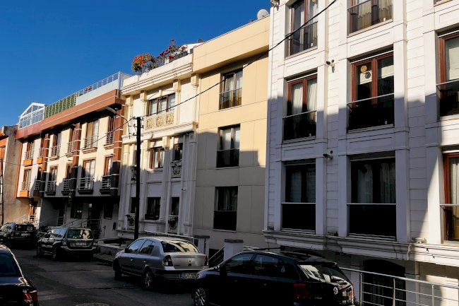 Sebat Sokak Hacı Haliloğlu Apartmanı
